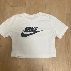 white nike cropped tee🥥